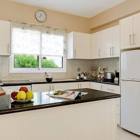 In Sleeps 6 Includes Swimming Pool Air Con And Wifi 1 5 Peyia