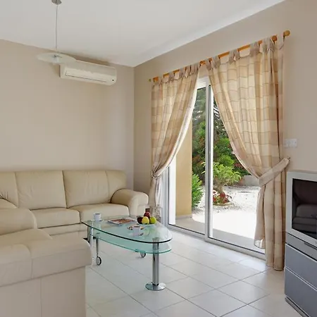 In Sleeps 6 Includes Swimming Pool Air Con And Wifi 1 5 * Peyia