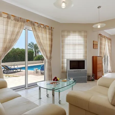 In Sleeps 6 Includes Swimming Pool Air Con And Wifi 1 5 Peyia