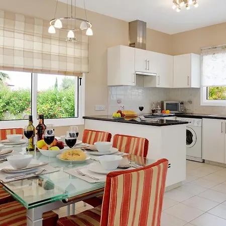 In Sleeps 6 Includes Swimming Pool Air Con And Wifi 1 5 *
