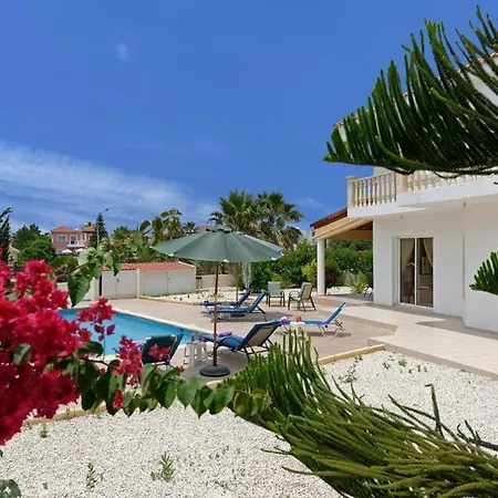 In Sleeps 6 Includes Swimming Pool Air Con And Wifi 1 5 Villa *