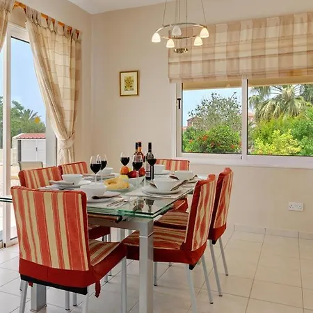 In Sleeps 6 Includes Swimming Pool Air Con And Wifi 1 5 빌라