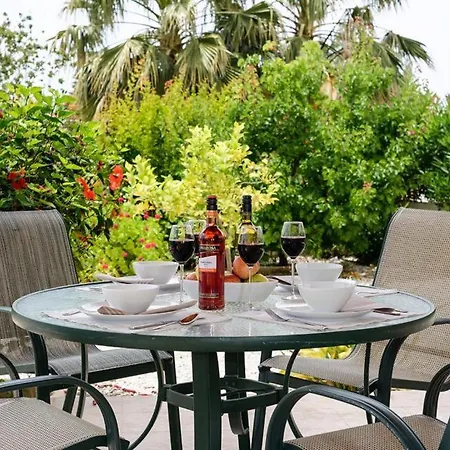 In Sleeps 6 Includes Swimming Pool Air Con And Wifi 1 5 * 페이야
