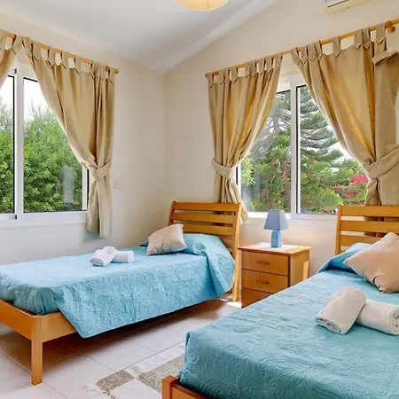 In Sleeps 6 Includes Swimming Pool Air Con And Wifi 1 5 * Pegeia